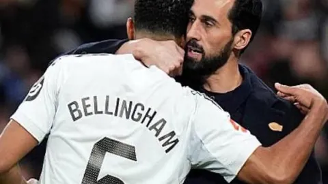 祥云笼罩大莲花球场，记者竞相捕捉吉兆瞬间